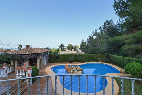 Serena Vista Winter Wunderbare und schöne Villa mit privatem Pool in Denia, Costa Blanca, Spanien für 8 Personen. Das Haus befindet sich in einem Wohn- und bergigen Strandgebiet und ist 3 km vom Strand Marineta Casiana in Denia entfernt....