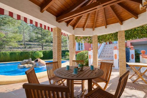 Serena Vista Winter Wunderbare und schöne Villa mit privatem Pool in Denia, Costa Blanca, Spanien für 8 Personen. Das Haus befindet sich in einem Wohn- und bergigen Strandgebiet und ist 3 km vom Strand Marineta Casiana in Denia entfernt....