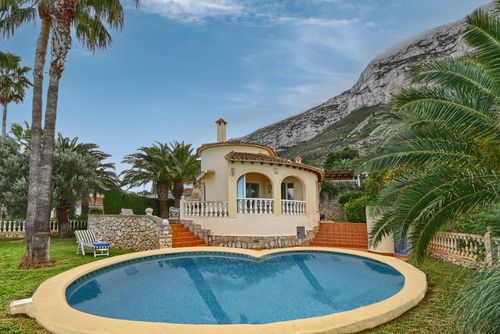 Alborada Winter Merveilleuse et charmante villa à Denia, Costa Blanca, Espagne, avec une piscine privée pour 6 personnes. La maison est située dans une zone côtière et résidentielle, à 3 km de la plage de Las Marinas, Denia....