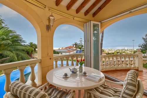Alborada Winter Merveilleuse et charmante villa à Denia, Costa Blanca, Espagne, avec une piscine privée pour 6 personnes. La maison est située dans une zone côtière et résidentielle, à 3 km de la plage de Las Marinas, Denia....
