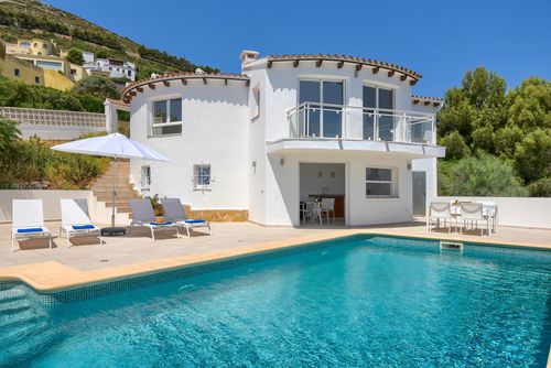 Begonias 4 pax Grande e confortevole villa a Benitachell, Costa Blanca, Spagna con piscina privata per 4 persone. La casa è situata in una zona residenziale e montuosa vicino alla spiaggia, a soli 3 km dalla spiaggia di La Cumbre del Sol....