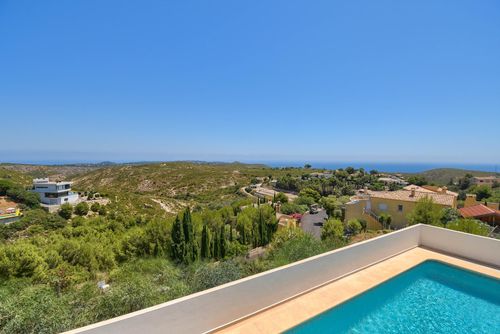 Begonias 4 pax Amplia y cómoda villa en Benitachell, Costa Blanca, España, con piscina privada para 4 personas. La casa está situada en una zona residencial y montañosa cerca de la playa, a 3 km de la playa La Cumbre del Sol....