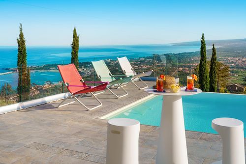 Villa Belvedere Luxuriöse Villa mit privatem Pool in Taormina, Sizilien, Italien für 12 Personen. Die Villa befindet sich in einem ruhigen Wohngebiet in Strandnähe....