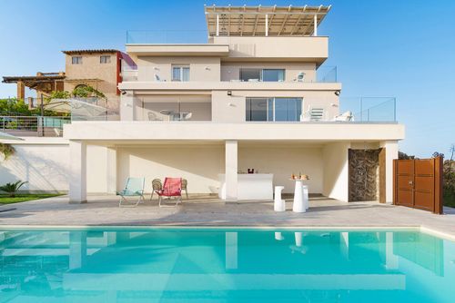 Villa Belvedere Luxuriöse Villa mit privatem Pool in Taormina, Sizilien, Italien für 12 Personen. Die Villa befindet sich in einem ruhigen Wohngebiet in Strandnähe....