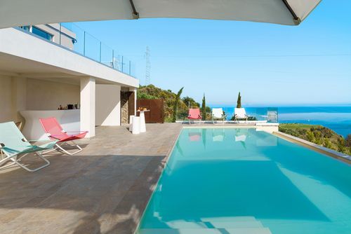 Villa Belvedere Villa de luxe avec piscine privée à Taormina, Sicile, Italie pour 12 personnes. La villa est située dans un quartier résidentiel en bord de mer....
