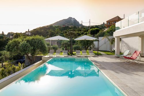 Villa Belvedere Villa de luxe avec piscine privée à Taormina, Sicile, Italie pour 12 personnes. La villa est située dans un quartier résidentiel en bord de mer....