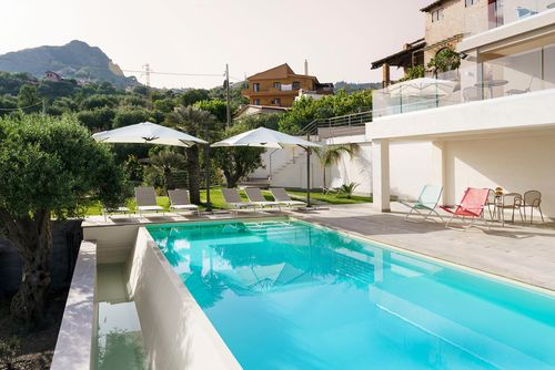 Villa Belvedere Villa de luxe avec piscine privée à Taormina, Sicile, Italie pour 12 personnes. La villa est située dans un quartier résidentiel en bord de mer....