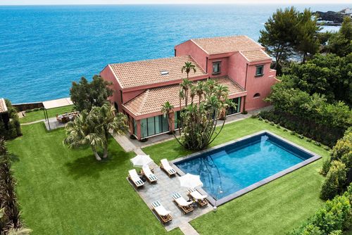 Villa Rosa Nero Villa de luxe à Aci Reale, Sicile, Italie, avec piscine chauffée pour 8 personnes. La villa est située....