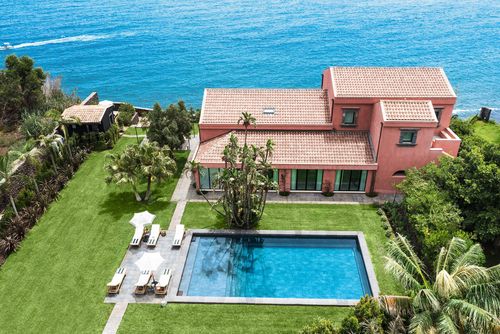 Villa Rosa Nero Luxusvilla in Aci Reale, Sizilien, Italien mit beheiztem Pool für 8 Personen. Die Villa befindet sich in einer idyllischen Lage....
