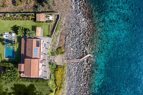 Villa Rosa Nero Luxusvilla in Aci Reale, Sizilien, Italien mit beheiztem Pool für 8 Personen. Die Villa befindet sich in einer idyllischen Lage....