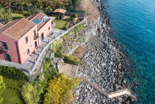 Villa Rosa Nero Luxusvilla in Aci Reale, Sizilien, Italien mit beheiztem Pool für 8 Personen. Die Villa befindet sich in einer idyllischen Lage....