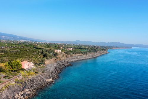 Villa Rosa Nero Luxusvilla in Aci Reale, Sizilien, Italien mit beheiztem Pool für 8 Personen. Die Villa befindet sich in einer idyllischen Lage....