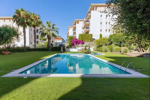 Apartamento Can Pei  a 20 minutos andando de las playas de Sitges y 10 minutos del centro en bicicleta Apartamento con piscina comunitaria en Sitges, Costa Dorada, España, para 8 personas. El alojamiento cuenta con un jardín con césped....
