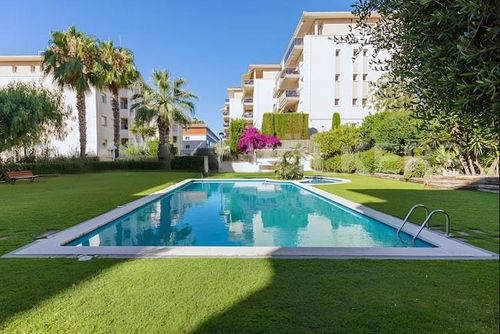 Apartamento Can Pei  a 20 minutos andando de las playas de Sitges y 10 minutos del centro en bicicleta Apartment in Sitges, Costa Dorada, Spanien, mit Gemeinschaftspool für 8 Personen. Die Unterkunft bietet einen Rasen-Garten....