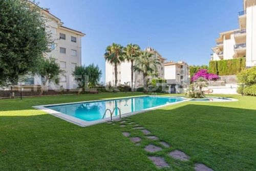 Apartamento Can Pei  a 20 minutos andando de las playas de Sitges y 10 minutos del centro en bicicleta Apartamento em Sitges, Costa Dorada, Espanha, com piscina comunitária para 8 pessoas. O apartamento possui 4 quartos, 2 casas de banho e 1 toalete para hóspedes....