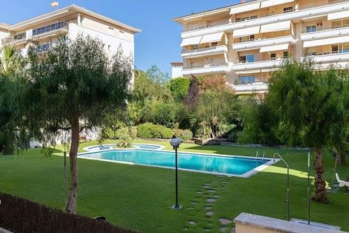 Apartamento Can Pei  a 20 minutos andando de las playas de Sitges y 10 minutos del centro en bicicleta Appartement à Sitges, Costa Dorada, Espagne avec piscine commune pour 8 personnes. L'appartement dispose de 4 chambres, 2 salles de bains et 1 toilette pour les invités....