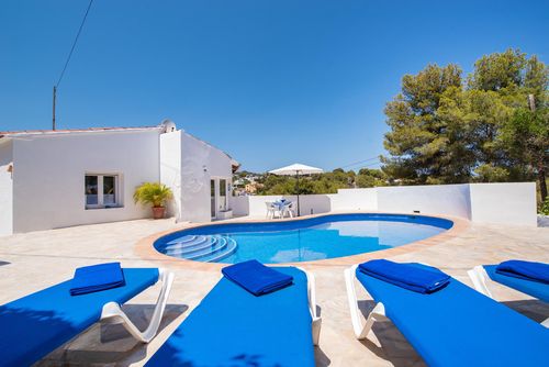 Villa Sunnyside - modern, chill out, private pool Moderna y alegre villa en Benissa, Costa Blanca, España, con piscina privada para 4 personas. La casa está situada en una zona costera y residencial, a 2 km de la playa de Cala Advocat y a 5 km de Calpe / Moraira....