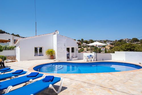 Villa Sunnyside - modern, chill out, private pool Moderna y hermosa villa en Benissa, Costa Blanca, España, con piscina privada para 4 personas. La casa está situada en una zona costera y residencial, a 2 km de la playa Cala Advocat y a 5 km de Calpe / Moraira....