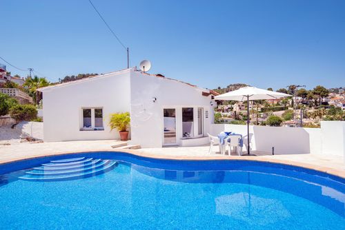 Villa Sunnyside - modern, chill out, private pool Moderna y alegre villa en Benissa, Costa Blanca, España, con piscina privada para 4 personas. La casa está situada en una zona costera y residencial, a 2 km de la playa de Cala Advocat y a 5 km de Calpe / Moraira....