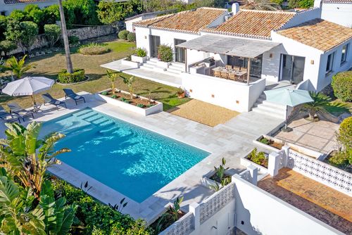Jujube Villa moderna y confortable con piscina privada en Jávea, Costa Blanca, España, para 6 personas. La casa está ubicada en una zona residencial cerca de la playa, próxima a restaurantes y bares, y una pista de tenis, a 1 km de la playa La Caleta de Dins, Jávea y a 1 km del Mediterráneo, Jávea....