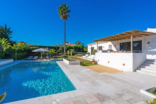 Jujube Moderne en comfortabele villa in Jávea, Costa Blanca, Spanje met privézwembad voor 6 personen. Het huis is gelegen in een residentiële strandomgeving, dicht bij restaurants en bars en een tennisbaan, op 1 km van La Caleta de Dins, Jávea strand en op 1 km van Mediterráneo, Jávea....