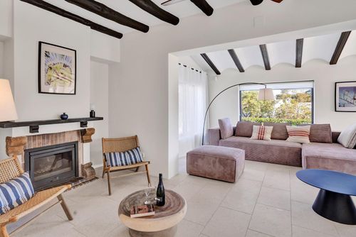 Jujube Villa moderna y confortable con piscina privada en Jávea, Costa Blanca, España, para 6 personas. La casa está ubicada en una zona residencial cerca de la playa, próxima a restaurantes y bares, y una pista de tenis, a 1 km de la playa La Caleta de Dins, Jávea y a 1 km del Mediterráneo, Jávea....