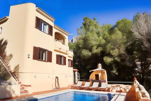 Casa Dolly Maravillosa y cómoda villa en Altea, Costa Blanca, España, con piscina privada para 7 personas. La casa está situada en una zona costera, residencial y montañosa, a 3 km de la playa de la Olla....