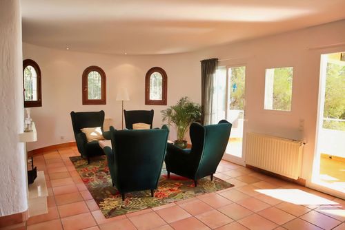 Casa Dolly Maravillosa y cómoda villa en Altea, Costa Blanca, España, con piscina privada para 7 personas. La casa está situada en una zona costera, residencial y montañosa, a 3 km de la playa de la Olla....