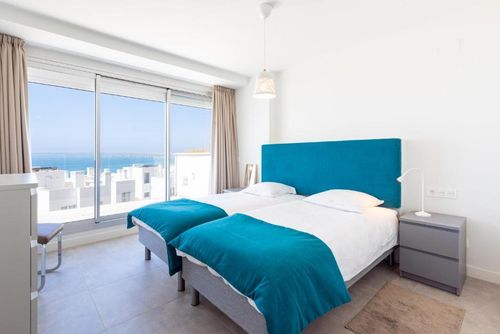 Bahia de Torrequebrada Maravilloso y lujoso apartamento en Benalmádena, Andalucía, España, para 4 personas. El apartamento está situado en una zona costera, cerca de restaurantes y bares, a 500 m de la playa de la Yuca y a 4 km de Benalmádena....