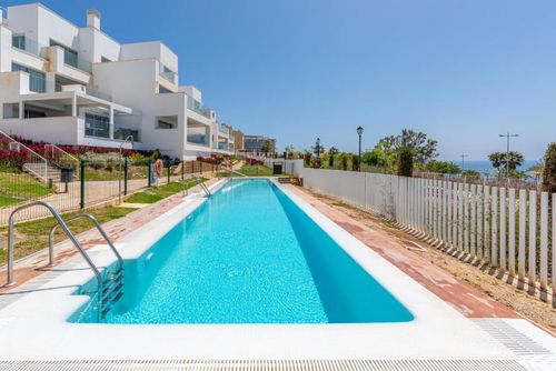 Bahia de Torrequebrada Maravilloso y lujoso apartamento en Benalmádena, Andalucía, España, para 4 personas. El apartamento está situado en una zona costera, cerca de restaurantes y bares, a 500 m de la playa de la Yuca y a 4 km de Benalmádena....