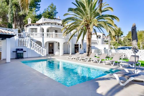 Villa Laguna Modernes und luxuriöses Ferienhaus in Benissa, Costa Blanca, Spanien mit privatem Pool für 10 Personen. Das Haus befindet sich in einem küstennahen, hügeligen Wohngebiet, 1 km vom Strand Cala Baladrar entfernt....