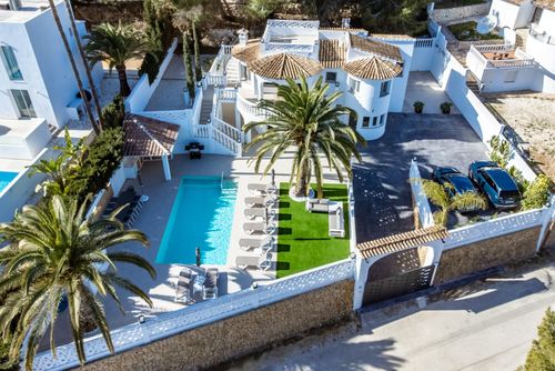 Villa Laguna Modernes und luxuriöses Ferienhaus in Benissa, Costa Blanca, Spanien mit privatem Pool für 10 Personen. Das Haus befindet sich in einem küstennahen, hügeligen Wohngebiet, 1 km vom Strand Cala Baladrar entfernt....