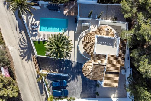 Villa Laguna Modernes und luxuriöses Ferienhaus in Benissa, Costa Blanca, Spanien mit privatem Pool für 10 Personen. Das Haus befindet sich in einem küstennahen, hügeligen Wohngebiet, 1 km vom Strand Cala Baladrar entfernt....