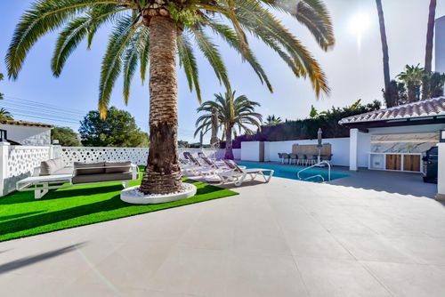 Villa Laguna Casa de vacaciones moderna y lujosa en Benissa, Costa Blanca, España, con piscina privada para 10 personas. La casa se encuentra en una zona residencial cerca de la playa, a 1 km de la playa Cala Baladrar y a 1 km de Cala Baladrar....