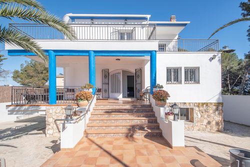 Villa Playa del Sur Villa em Capafonts, Tarragona, Espanha, com piscina privada para 8 pessoas. A casa está situada em uma área de praia urbana....