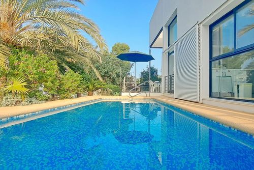 Villa Blanca Moderne und komfortable Villa mit privatem Pool in Moraira, Costa Blanca, Spanien für 6 Personen. Das Haus befindet sich in einem Wohngebiet in Strandnähe und ist 1 km vom Playa L'Ampolla Strand entfernt....