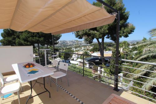 Villa Blanca Moderna e confortevole villa a Moraira, Costa Blanca, Spagna, con piscina privata per 6 persone. La casa è situata in una zona residenziale vicino alla spiaggia ed è a 1 km dalla spiaggia di Playa L'Ampolla....