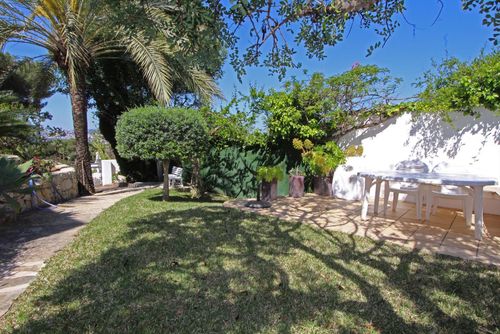 Villa Blanca Moderna y cómoda villa con piscina privada en Moraira, Costa Blanca, España, para 6 personas. La casa se encuentra en una zona residencial de playa y está a 1 km de la playa Playa L'Ampolla....