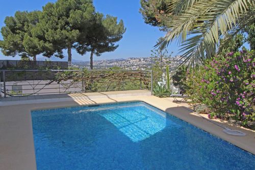Villa Blanca Moderna y cómoda villa con piscina privada en Moraira, Costa Blanca, España, para 6 personas. La casa se encuentra en una zona residencial de playa y está a 1 km de la playa Playa L'Ampolla....