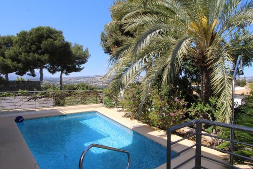 Villa Blanca Moderna y cómoda villa con piscina privada en Moraira, Costa Blanca, España, para 6 personas. La casa se encuentra en una zona residencial de playa y está a 1 km de la playa Playa L'Ampolla....