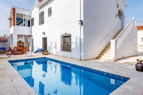 Albir Casa Marleen Maravillosa y cómoda villa en Albir, Costa Blanca, España, con una piscina privada para 10 personas. La casa está situada en una zona costera y urbana, cerca de restaurantes y bares, tiendas y supermercados, a 500 m de la playa de Albir y a 1 km del pueblo de Albir....