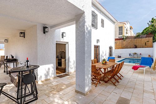 Albir Casa Marleen Maravillosa y cómoda villa en Albir, Costa Blanca, España, con una piscina privada para 10 personas. La casa está situada en una zona costera y urbana, cerca de restaurantes y bares, tiendas y supermercados, a 500 m de la playa de Albir y a 1 km del pueblo de Albir....
