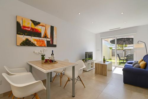 Marina A2 Prachtig en comfortabel appartement in Denia, Costa Blanca, Spanje met gemeenschappelijk zwembad voor 6 personen. Het appartement is gelegen in een residentiële strandzone, dichtbij supermarkten, op 25 m van Playa de L'Estanyo strand, op 4 km van El Vergel en op 0,025 km van de Middellandse Zee....