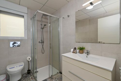 Marina A2 Bel et confortable appartement à Denia, Costa Blanca, Espagne, avec piscine commune pour 6 personnes. L'appartement est situé dans une zone résidentielle de plage, proche des supermarchés, à 25 m de la plage Playa de L'Estanyo, à 4 km d'El Vergel et à 0....