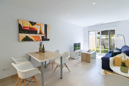 Marina A2 4 pax Prachtig en comfortabel appartement in Denia, Costa Blanca, Spanje met gemeenschappelijk zwembad voor 4 personen. Het appartement is gelegen in een residentiële strandomgeving, dicht bij supermarkten, op 25 m van het strand Playa de L'Estanyo, op 4 km van El Vergel en op 0,025 km van de Middellandse Zee....