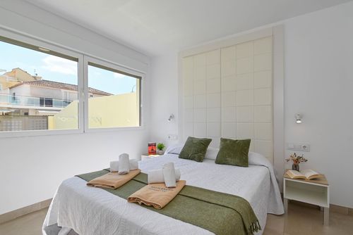 Marina A2 4 pax Prachtig en comfortabel appartement in Denia, Costa Blanca, Spanje met gemeenschappelijk zwembad voor 4 personen. Het appartement is gelegen in een residentiële strandomgeving, dicht bij supermarkten, op 25 m van het strand Playa de L'Estanyo, op 4 km van El Vergel en op 0,025 km van de Middellandse Zee....