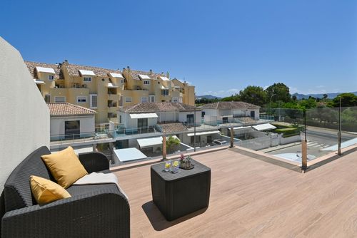 Marina A6 Schöne und komfortable Wohnung in Denia, Costa Blanca, Spanien mit Gemeinschaftspool für 6 Personen. Die Wohnung befindet sich in einem Wohngebiet am Strand, in der Nähe von Supermärkten, 25 m vom Playa de L'Estanyo Strand, 4 km von El Verger und 0....