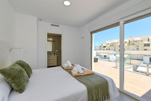 Marina A6 Prachtig en comfortabel appartement in Denia, Costa Blanca, Spanje met gemeenschappelijk zwembad voor 6 personen. Het appartement is gelegen in een residentiële strandwijk, dichtbij supermarkten, op 25 meter van het Playa de L'Estanyo strand, 4 km van El Vergel en op 25 meter van de Middellandse Zee....