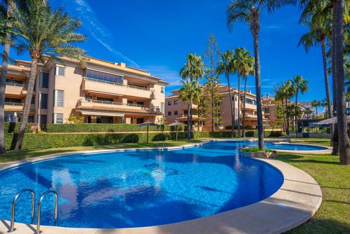 Albatros Grand et agréable appartement avec piscine commune à Jávea, Costa Blanca, Espagne pour 6 personnes. L'appartement est situé dans une zone résidentielle balnéaire, à 1 km de la plage Montañar I, à 3 km du Port de Jávea et à 1 km de la mer Méditerranée....