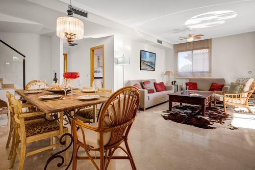 Albatros Grand et agréable appartement avec piscine commune à Jávea, Costa Blanca, Espagne pour 6 personnes. L'appartement est situé dans une zone résidentielle balnéaire, à 1 km de la plage Montañar I, à 3 km du Port de Jávea et à 1 km de la mer Méditerranée....